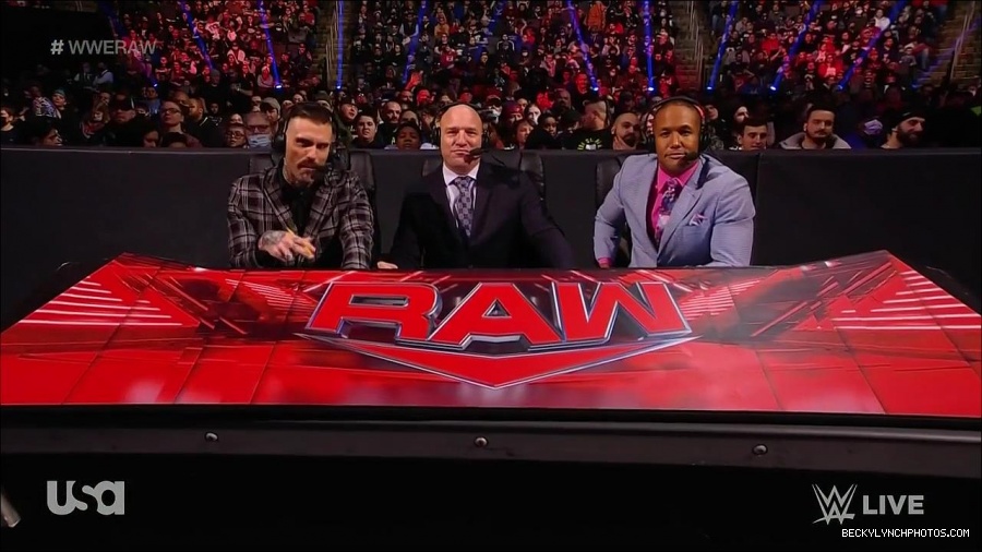 WWE_Monday_Night_Raw_2022_01_24_720p_HDTV_x264-NWCHD_mp4_005453820.jpg