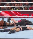 WWE_Monday_Night_Raw_2022_12_05_720p_HDTV_x264-NWCHD_mp4_007430548.jpg