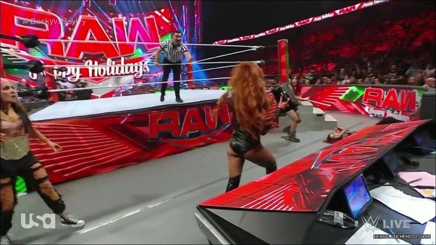 WWE_Monday_Night_Raw_2022_12_19_720p_HDTV_x264-NWCHD_mp4_006423355.jpg