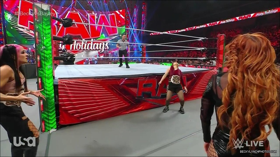 WWE_Monday_Night_Raw_2022_12_19_720p_HDTV_x264-NWCHD_mp4_006436168.jpg