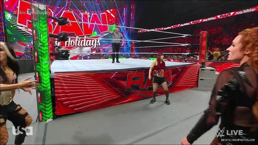 WWE_Monday_Night_Raw_2022_12_19_720p_HDTV_x264-NWCHD_mp4_006436568.jpg