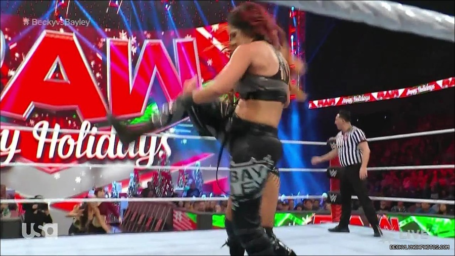 WWE_Monday_Night_Raw_2022_12_19_720p_HDTV_x264-NWCHD_mp4_006464196.jpg