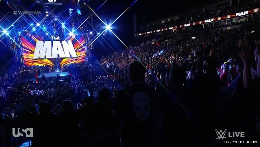 WWE_Monday_Night_Raw_2021_10_04_720p_HDTV_x264-NWCHD_mp4_000145979.jpg
