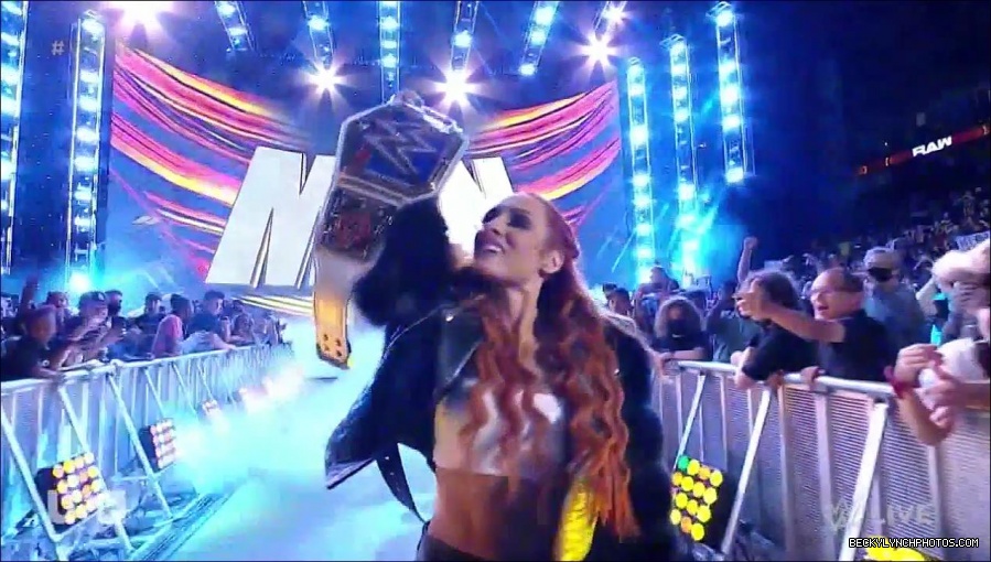 WWE_Monday_Night_Raw_2021_10_04_720p_HDTV_x264-NWCHD_mp4_000173306.jpg