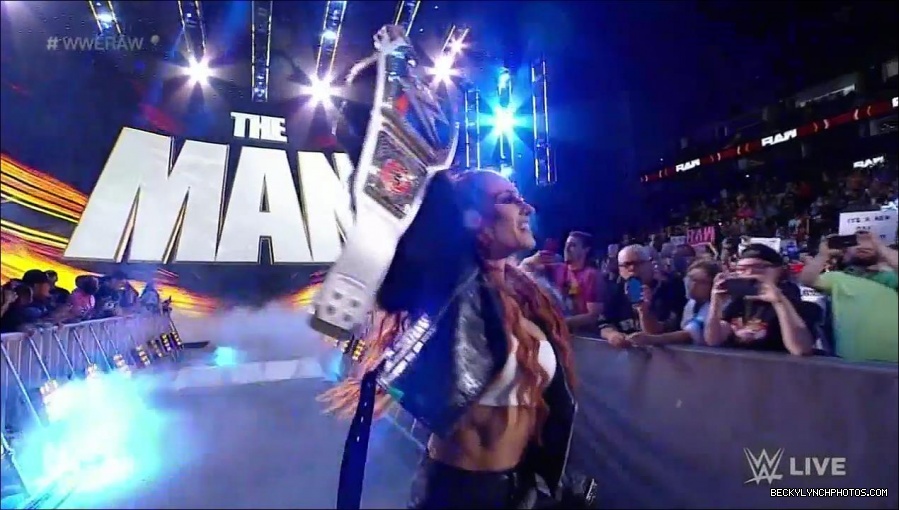 WWE_Monday_Night_Raw_2021_10_04_720p_HDTV_x264-NWCHD_mp4_000174707.jpg