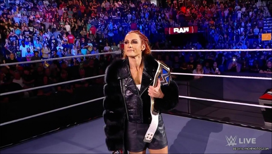WWE_Monday_Night_Raw_2021_10_04_720p_HDTV_x264-NWCHD_mp4_000241741.jpg
