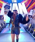 WWE_Monday_Night_Raw_2021_10_04_720p_HDTV_x264-NWCHD_mp4_006953949.jpg