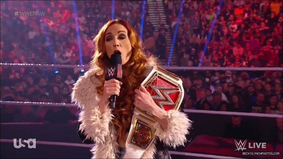 WWE_Monday_Night_Raw_2022_01_03_720p_HDTV_x264-NWCHD_mp4_002426760.jpg