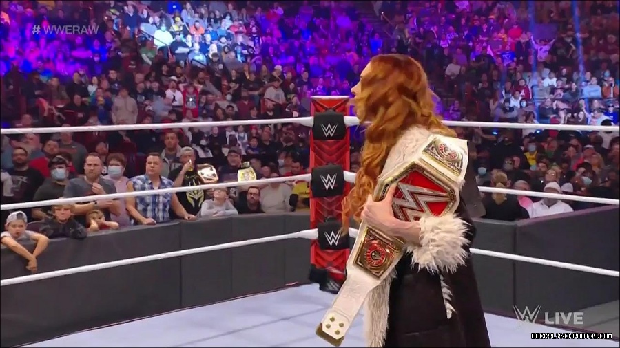 WWE_Monday_Night_Raw_2022_01_03_720p_HDTV_x264-NWCHD_mp4_002623356.jpg
