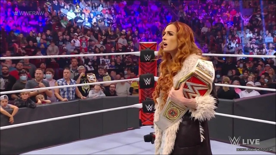 WWE_Monday_Night_Raw_2022_01_03_720p_HDTV_x264-NWCHD_mp4_002623757.jpg