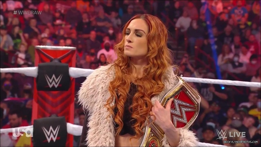 WWE_Monday_Night_Raw_2022_01_03_720p_HDTV_x264-NWCHD_mp4_002691424.jpg