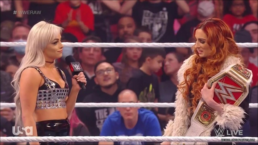 WWE_Monday_Night_Raw_2022_01_03_720p_HDTV_x264-NWCHD_mp4_002692626.jpg
