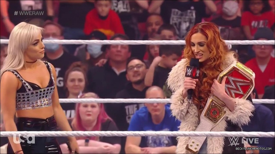 WWE_Monday_Night_Raw_2022_01_03_720p_HDTV_x264-NWCHD_mp4_002694227.jpg