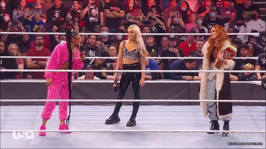 WWE_Monday_Night_Raw_2022_01_03_720p_HDTV_x264-NWCHD_mp4_002773373.jpg