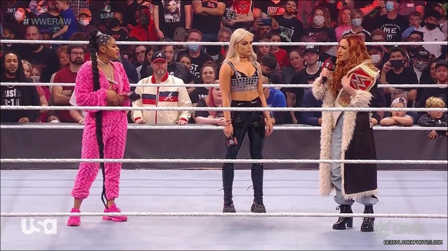 WWE_Monday_Night_Raw_2022_01_03_720p_HDTV_x264-NWCHD_mp4_002823823.jpg