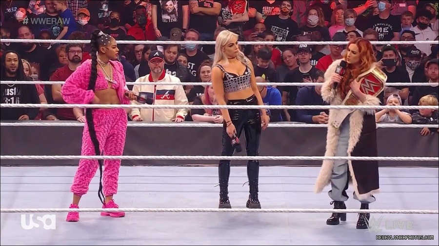 WWE_Monday_Night_Raw_2022_01_03_720p_HDTV_x264-NWCHD_mp4_002824624.jpg