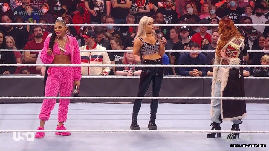 WWE_Monday_Night_Raw_2022_01_03_720p_HDTV_x264-NWCHD_mp4_002834634.jpg