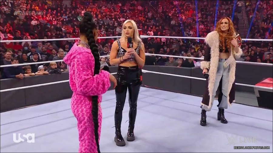 WWE_Monday_Night_Raw_2022_01_03_720p_HDTV_x264-NWCHD_mp4_002842642.jpg