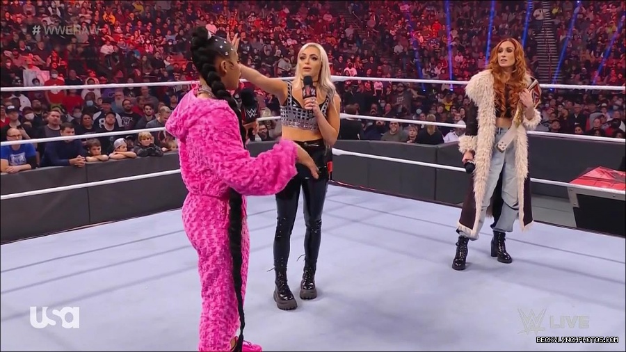 WWE_Monday_Night_Raw_2022_01_03_720p_HDTV_x264-NWCHD_mp4_002844244.jpg