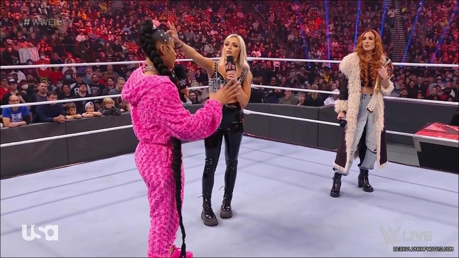 WWE_Monday_Night_Raw_2022_01_03_720p_HDTV_x264-NWCHD_mp4_002844644.jpg