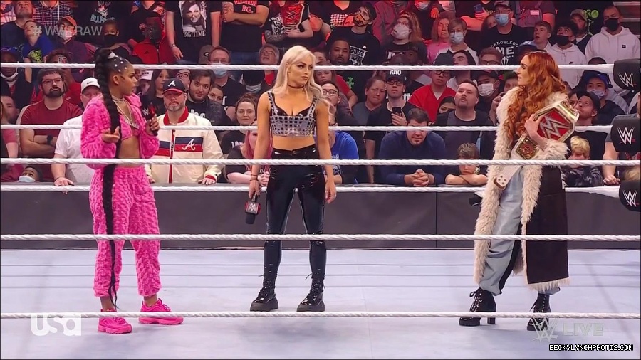 WWE_Monday_Night_Raw_2022_01_03_720p_HDTV_x264-NWCHD_mp4_002855055.jpg
