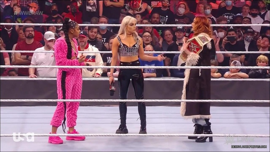 WWE_Monday_Night_Raw_2022_01_03_720p_HDTV_x264-NWCHD_mp4_002862662.jpg