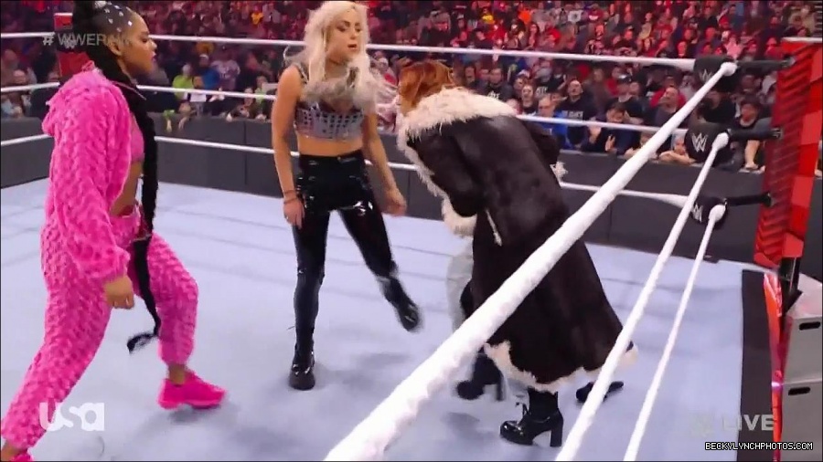 WWE_Monday_Night_Raw_2022_01_03_720p_HDTV_x264-NWCHD_mp4_002890290.jpg