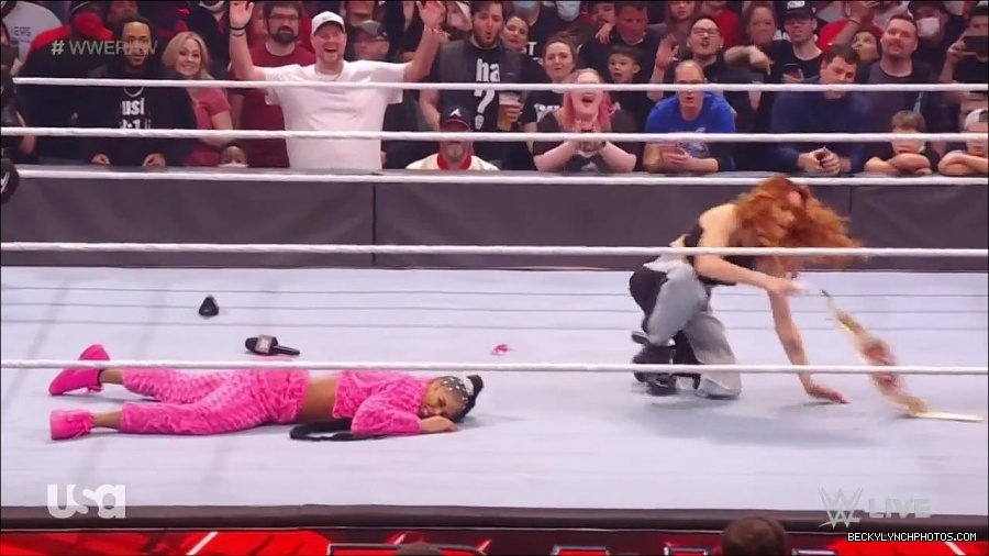WWE_Monday_Night_Raw_2022_01_03_720p_HDTV_x264-NWCHD_mp4_002947147.jpg