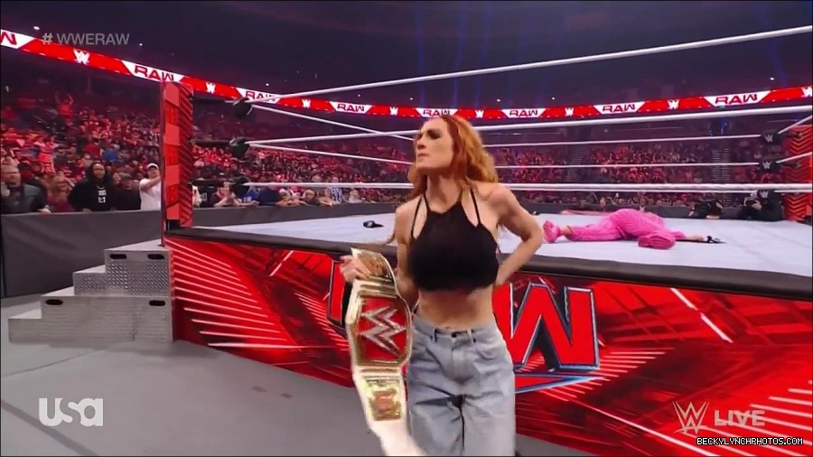 WWE_Monday_Night_Raw_2022_01_03_720p_HDTV_x264-NWCHD_mp4_002960360.jpg