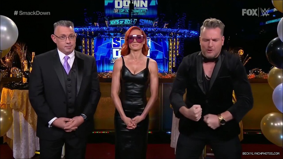 WWE_Friday_Night_SmackDown_2021_12_31_WWE_s_Top_Ten_Moments_Of_2021_720p_HDTV_x264-NWCHD_mp4_001154921.jpg