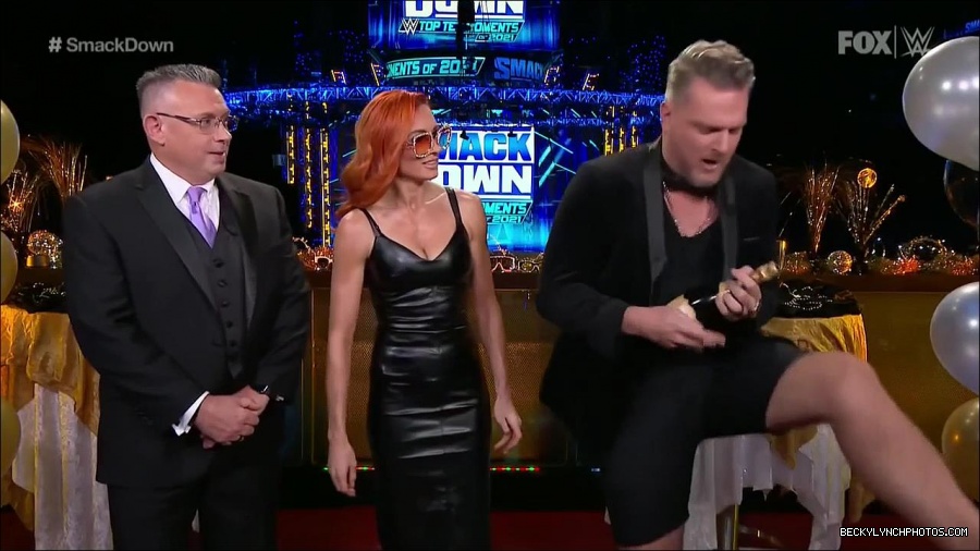 WWE_Friday_Night_SmackDown_2021_12_31_WWE_s_Top_Ten_Moments_Of_2021_720p_HDTV_x264-NWCHD_mp4_001836336.jpg