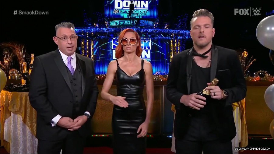 WWE_Friday_Night_SmackDown_2021_12_31_WWE_s_Top_Ten_Moments_Of_2021_720p_HDTV_x264-NWCHD_mp4_001852352.jpg