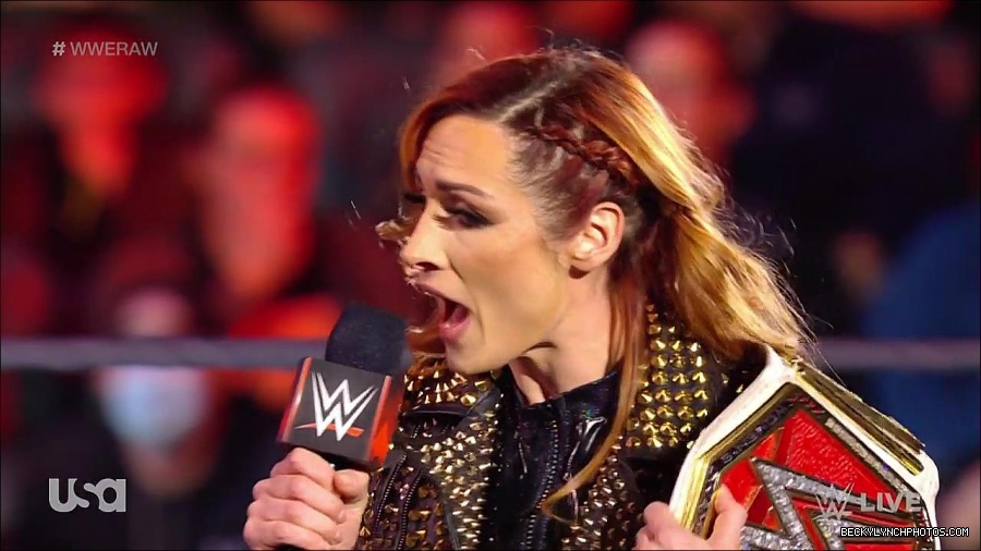 WWE_RAW_17th_Jan_2022_720p_WEBRip_h264-TJ_mp4_000243359.jpg