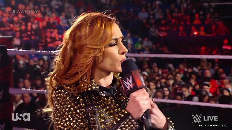 WWE_RAW_17th_Jan_2022_720p_WEBRip_h264-TJ_mp4_000258174.jpg