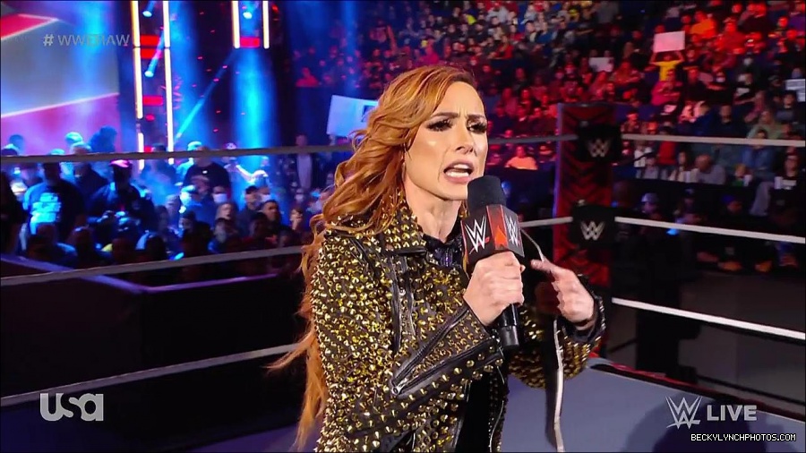 WWE_RAW_17th_Jan_2022_720p_WEBRip_h264-TJ_mp4_000292608.jpg