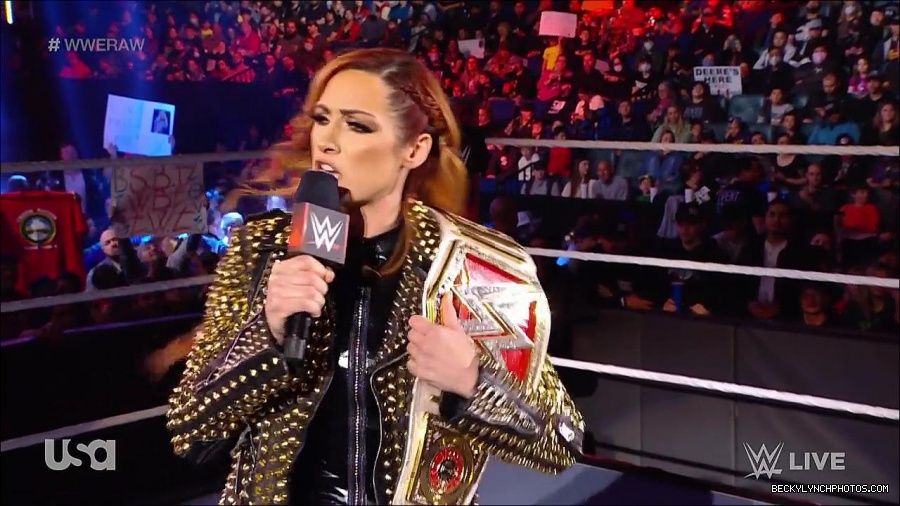 WWE_RAW_17th_Jan_2022_720p_WEBRip_h264-TJ_mp4_000312228.jpg
