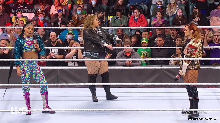 WWE_RAW_17th_Jan_2022_720p_WEBRip_h264-TJ_mp4_000533666.jpg