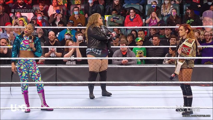 WWE_RAW_17th_Jan_2022_720p_WEBRip_h264-TJ_mp4_000534467.jpg