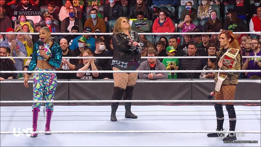 WWE_RAW_17th_Jan_2022_720p_WEBRip_h264-TJ_mp4_000535668.jpg