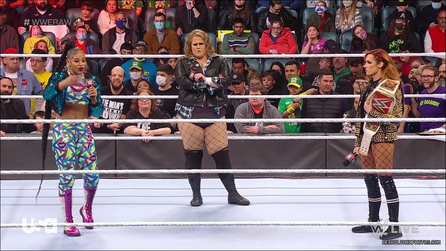 WWE_RAW_17th_Jan_2022_720p_WEBRip_h264-TJ_mp4_000541274.jpg