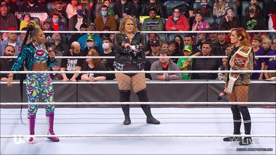 WWE_RAW_17th_Jan_2022_720p_WEBRip_h264-TJ_mp4_000546879.jpg