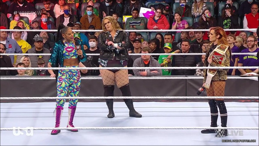 WWE_RAW_17th_Jan_2022_720p_WEBRip_h264-TJ_mp4_000549282.jpg