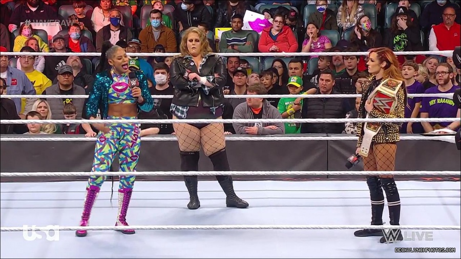 WWE_RAW_17th_Jan_2022_720p_WEBRip_h264-TJ_mp4_000549682.jpg