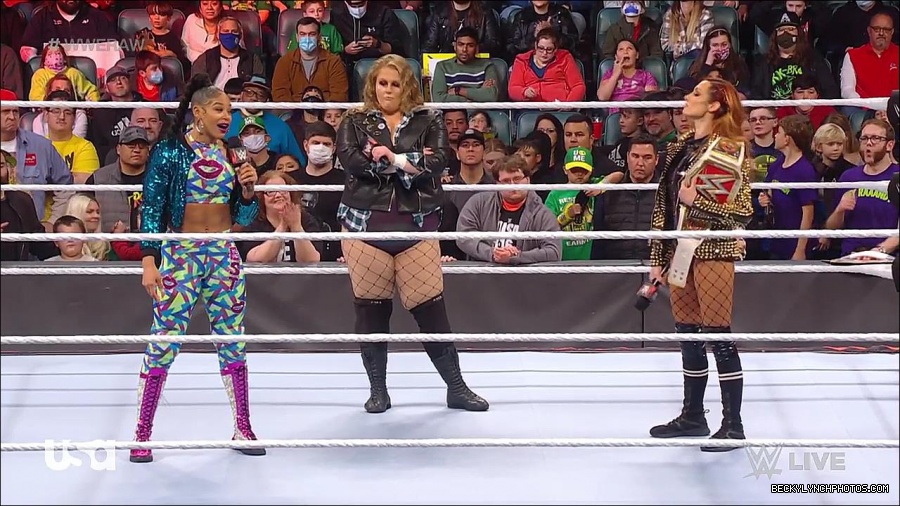 WWE_RAW_17th_Jan_2022_720p_WEBRip_h264-TJ_mp4_000557290.jpg