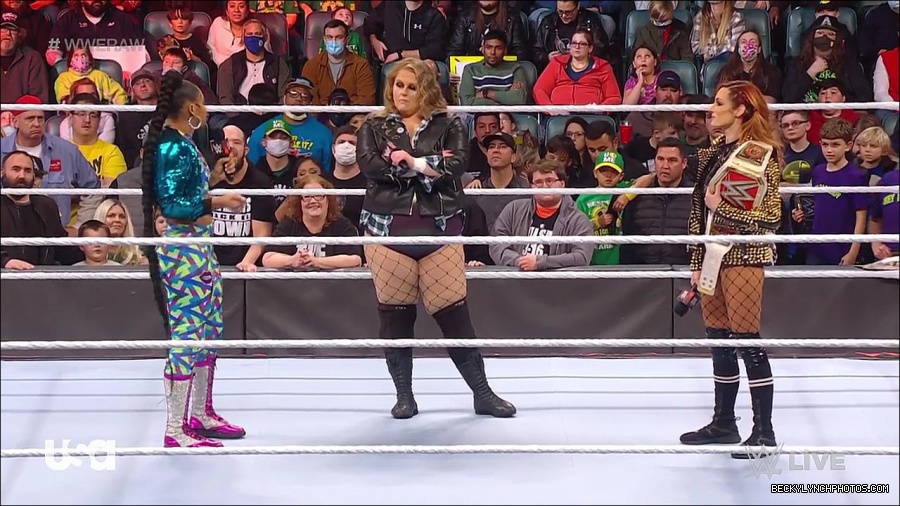 WWE_RAW_17th_Jan_2022_720p_WEBRip_h264-TJ_mp4_000566899.jpg