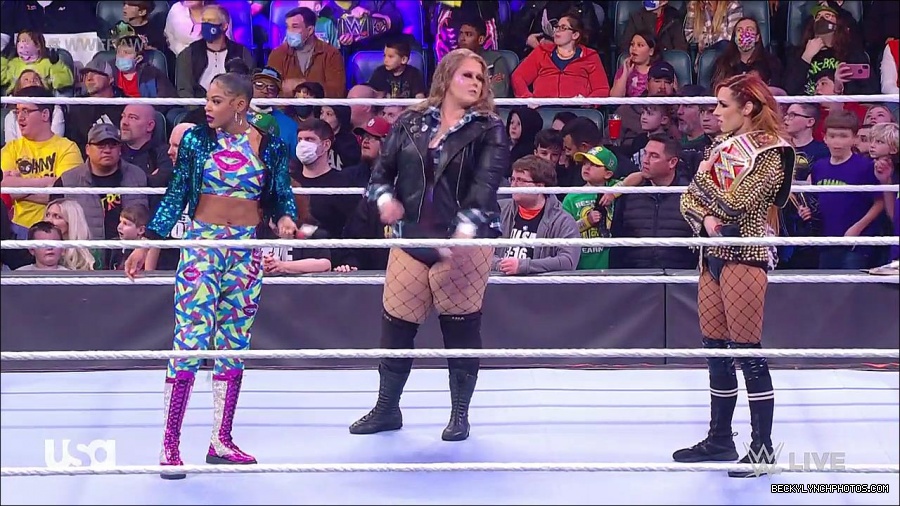 WWE_RAW_17th_Jan_2022_720p_WEBRip_h264-TJ_mp4_000573306.jpg