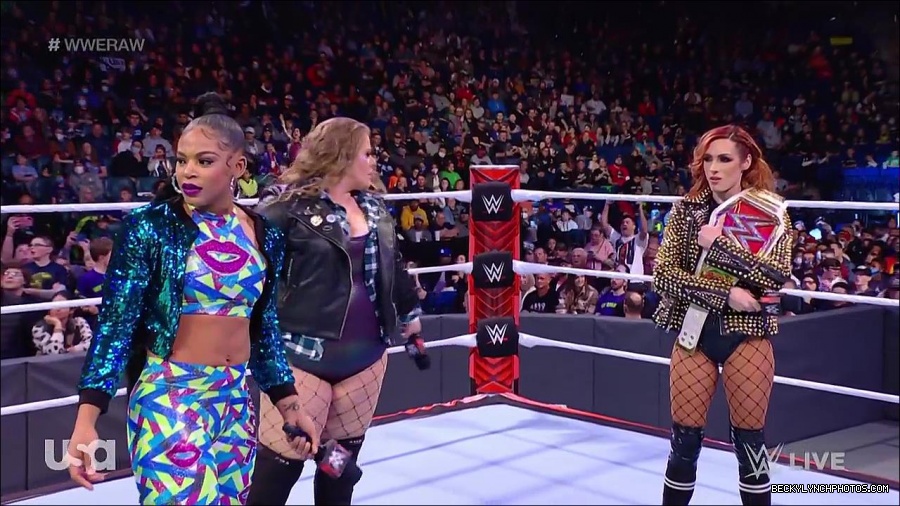 WWE_RAW_17th_Jan_2022_720p_WEBRip_h264-TJ_mp4_000573706.jpg