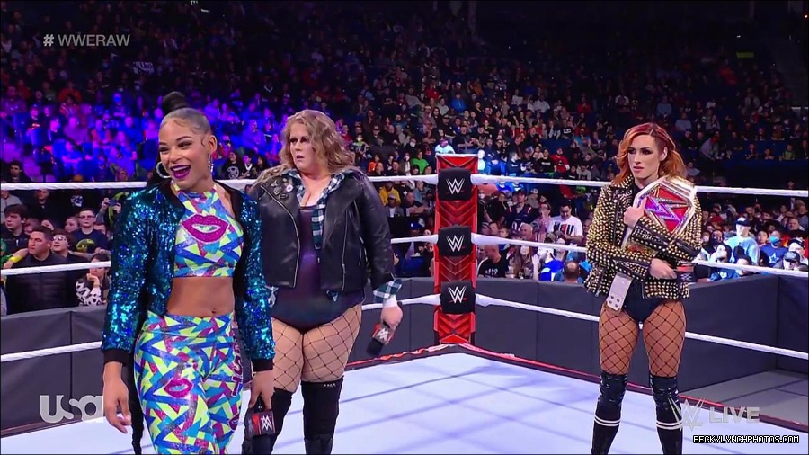 WWE_RAW_17th_Jan_2022_720p_WEBRip_h264-TJ_mp4_000575308.jpg