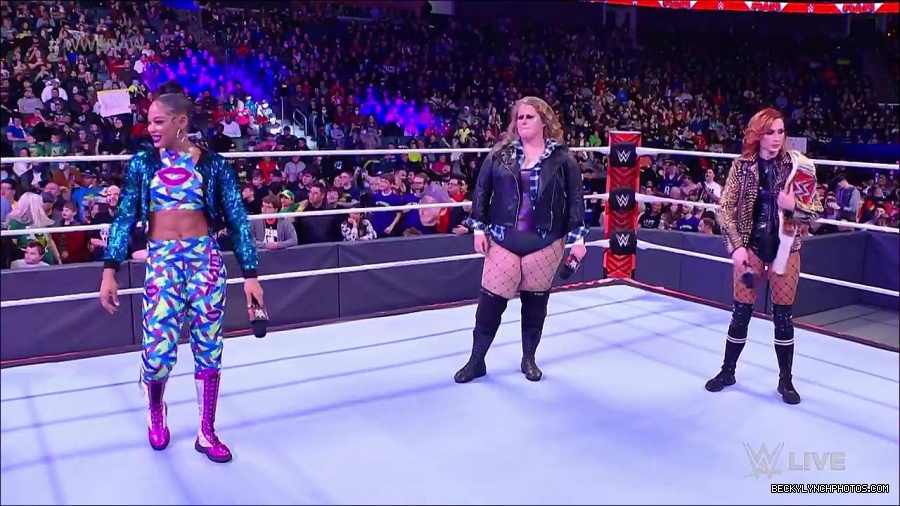 WWE_RAW_17th_Jan_2022_720p_WEBRip_h264-TJ_mp4_000583716.jpg