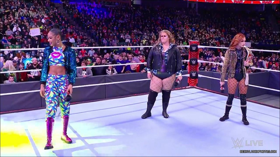 WWE_RAW_17th_Jan_2022_720p_WEBRip_h264-TJ_mp4_000584116.jpg